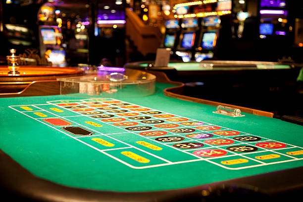 Our interface displays your balance, recent bets, and available chip sizes Player interface showing balance, bet history, and chip denominations